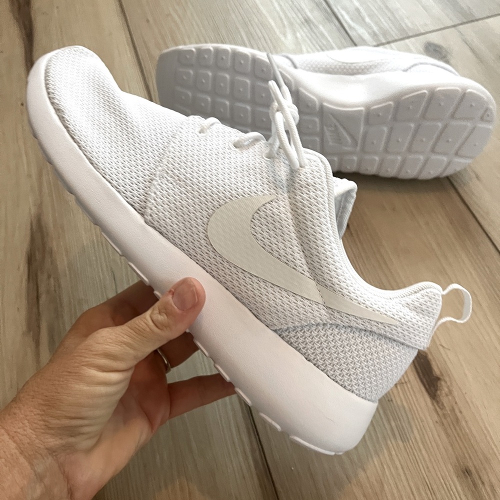 Mens white Nike roshe